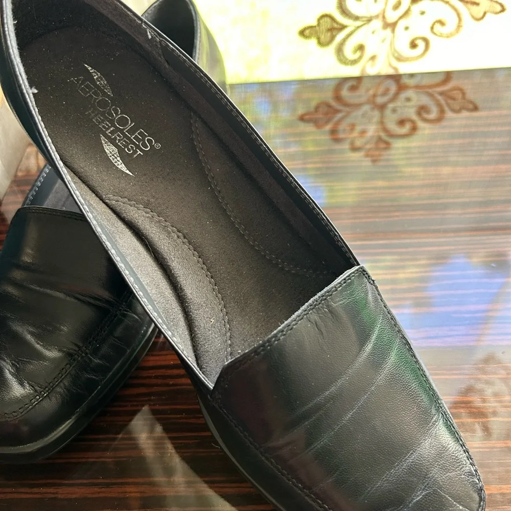 AeroSoles Woman's Black Leather size 10 Heelrest Loafer Shoes - Picture 2 of 5